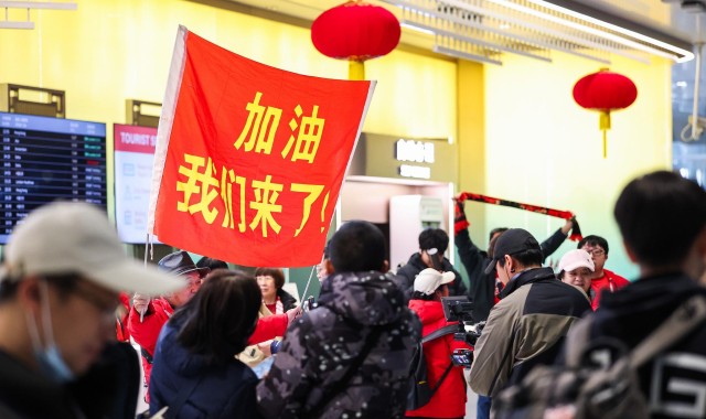 开云APP-高清图集：U23国足凯旋，众多球迷现场接机