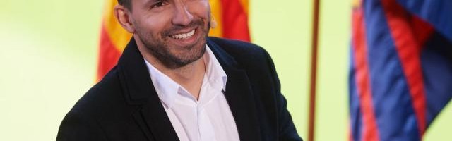 开云官网-阿圭罗3月跟家人踢踢球 5月回曼城庆英超首冠10年